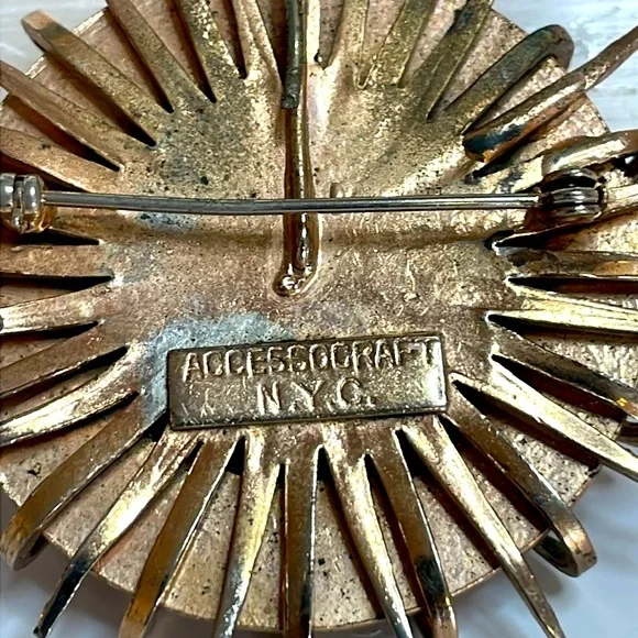 Accessocraft NYC Vintage Brooch/Pin Pendent Gold Tone Enameled Red and Green - Picture 5 of 6